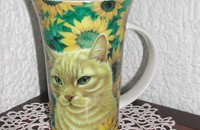 Tasse Katze im Sonnenblumenfeld